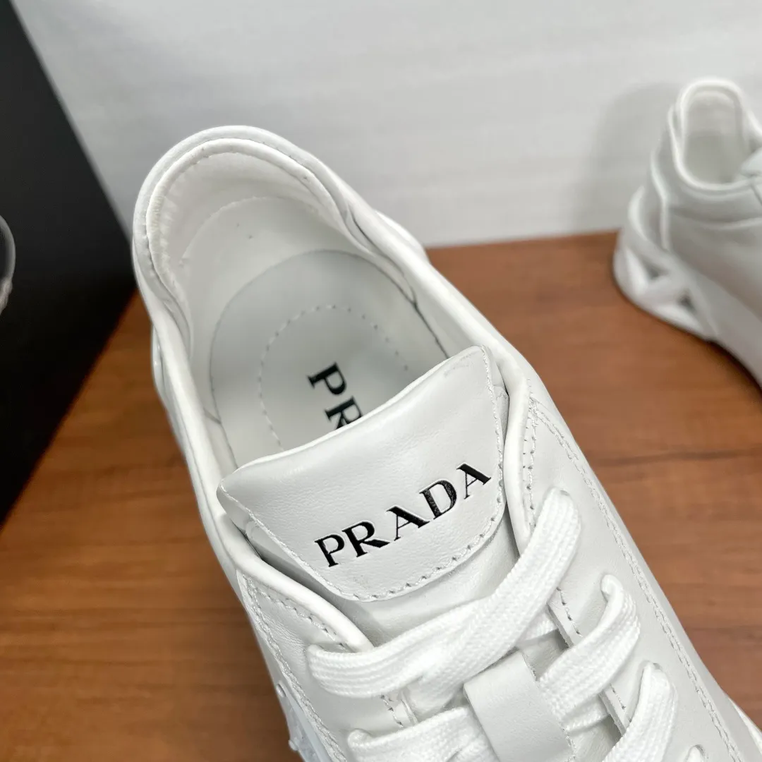 💰780 Code: YS003645 Prada/Prada men's new leather sneakers. This leather sneaker presents a modern version, reinterpreting the brand's archive style with clean lines and smooth details. The shoes are made of imported calf leather, which is fine, soft and resistant to creases. It is decorated with a triangular metal logo on the outside, bright TPU decoration on the heel, and a longer and padded inner heel design, making it more comfortable to wear. The tongue is decorated with a silk-screen logo, and is paired with a hollow rubber sole on the heel. The full cowhide lining comes standard with logo cowhide feet, making the upper foot more comfortable, versatile and durable! Comes with full original packaging! Code number: 39-40-41-42-43-44 Standard leather shoe size (45 can be customized and does not support returns) Item number: 2EE918 leather white